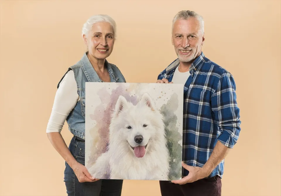 Ilustrační fotka: starší pár drží plátno s portrétem bílého samojeda ve stylu akvarelu